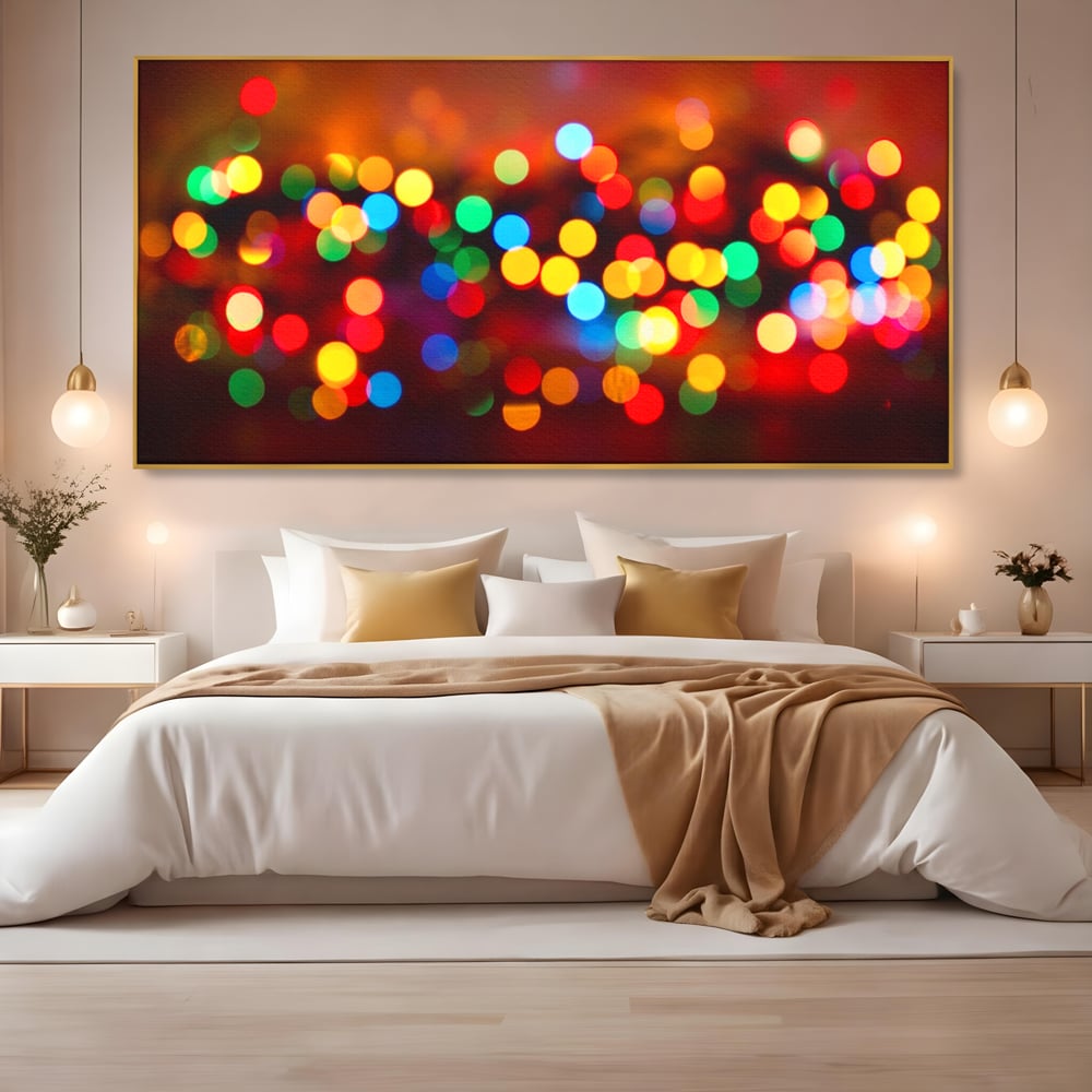 Tablou canvas cu tablou canvas cu lumini bokeh, in rama de aluminiu auriu, pe perete intr-un dormitor
